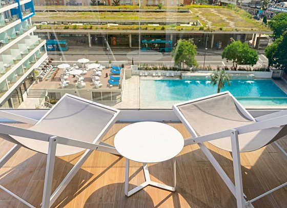 L'Azure Hotel - Balkonbeispiel Suite Poolblick (Zimmercodierungen WBP & WIP)