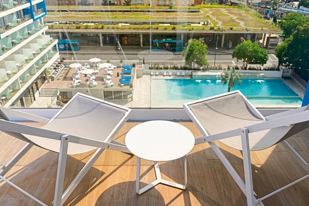 L'Azure Hotel - Balkonbeispiel Suite Poolblick (Zimmercodierungen WBP & WIP)