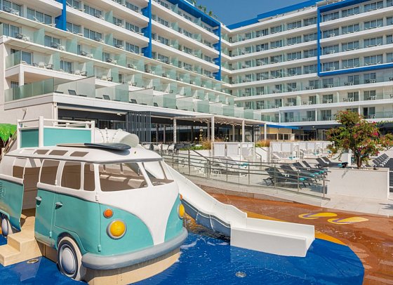 L'Azure Hotel