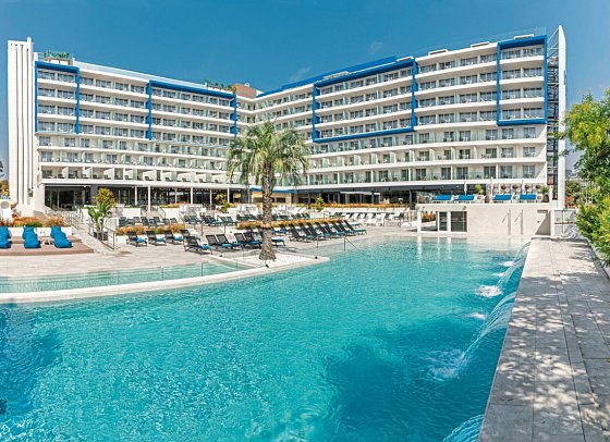 L'Azure Hotel