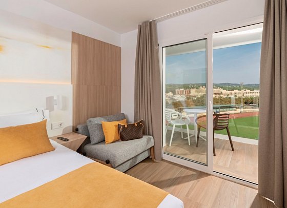 L'Azure Hotel - Wohnbeispiel Doppelzimmer Poolblick (Zimmercodierung DBP)