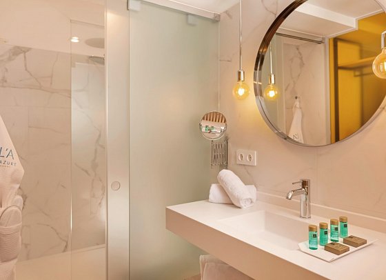 L'Azure Hotel - Badbeispiel Doppelzimmer Poolblick (Zimmercodierungen DBP & DSP)