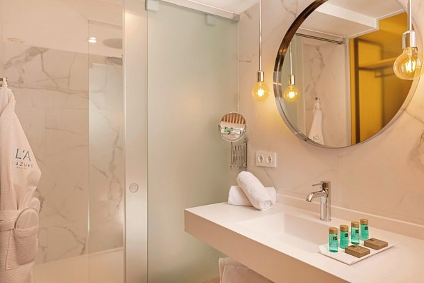 L'Azure - Badbeispiel Doppelzimmer Poolblick (Zimmercodierungen DBP & DSP)