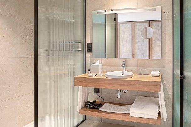 Atzavara Hotel & Spa - Badbeispiel Doppelzimmer Premium Poolblick (Zimmercodierung DMP)