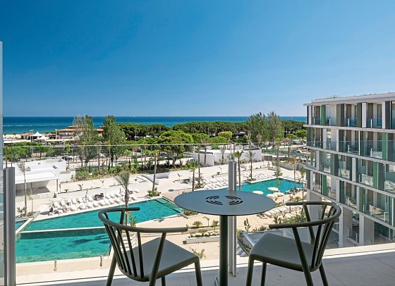 Atzavara Hotel & Spa - Balkonbeispiel Doppelzimmer Premium Poolblick (Zimmercodierung DMP)