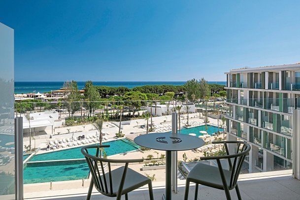 Atzavara Hotel & Spa - Balkonbeispiel Doppelzimmer Premium Poolblick (Zimmercodierung DMP)