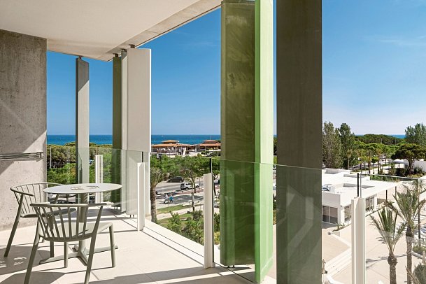 Atzavara Hotel & Spa - Balkonbeispiel Juniorsuite Poolblick (Zimmercodierung JBP)