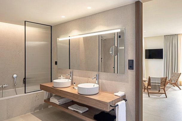 Atzavara Hotel & Spa - Badbeispiel Juniorsuite Poolblick (Zimmercodierung JBP)