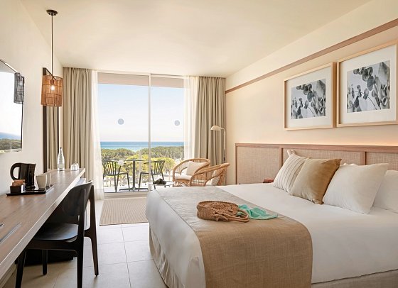 Atzavara Hotel & Spa - Wohnbeispiel Doppelzimmer Premium Poolblick (Zimmercodierung DMP)