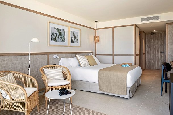 Atzavara Hotel & Spa - Wohnbeispiel Doppelzimmer Premium Poolblick (Zimmercodierung DMP)