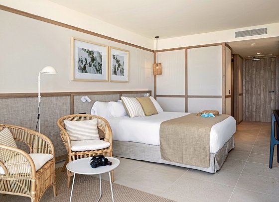 Atzavara Hotel & Spa - Wohnbeispiel Doppelzimmer Premium Poolblick (Zimmercodierung DMP)