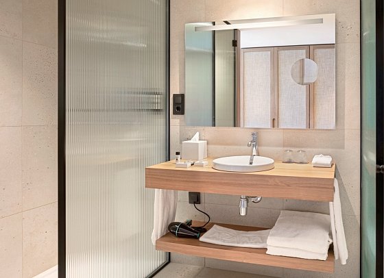 Atzavara Hotel & Spa - Badbeispiel Doppelzimmer Premium Poolblick (Zimmercodierung DMP)