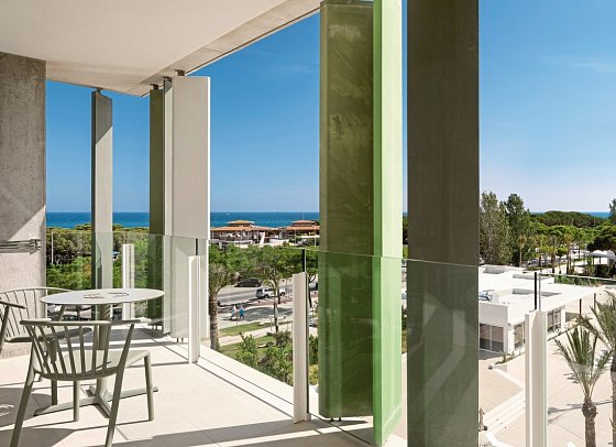 Atzavara Hotel & Spa - Balkonbeispiel Juniorsuite Poolblick (Zimmercodierung JBP)