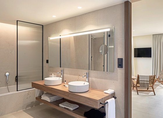 Atzavara Hotel & Spa - Badbeispiel Juniorsuite Poolblick (Zimmercodierung JBP)