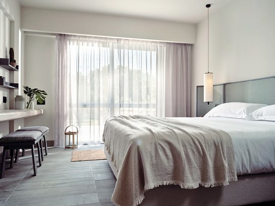 Numo Ierapetra Beach Resort Crete, Curio Collection by Hilton - Wohnbeispiel Doppelzimmer King Evergreen Balkon (Zimmercodierung DS1)