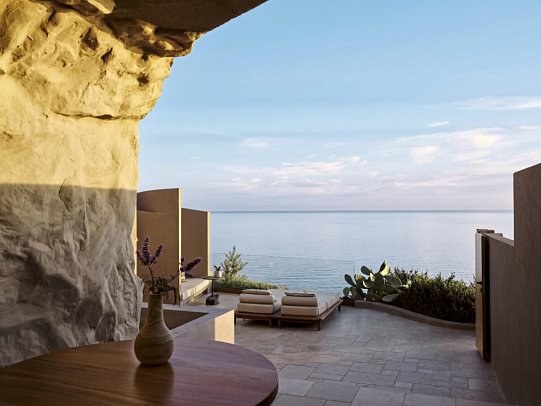 Acro Suites - A Wellbeing Resort - Wohnbeispiel Suite Meerblick Cave Privatpool (Zimmercodierung W1R)
