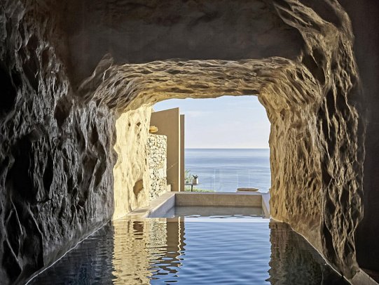Acro Suites - A Wellbeing Resort - Wohnbeispiel Suite Meerblick Cave Privatpool (Zimmercodierung W1R)