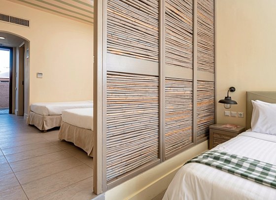 Aquila Rithymna Beach - Wohnbeispiel Familienzimmer Gartenblick (Zimmercodierung FBG)