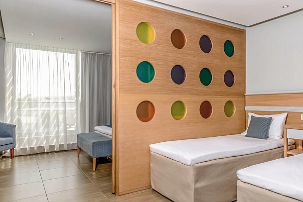 Lyttos Beach - Wohnbeispiel Familienzimmer Superior Gartenblick Schiebetür (Zimmercodierung FSG)