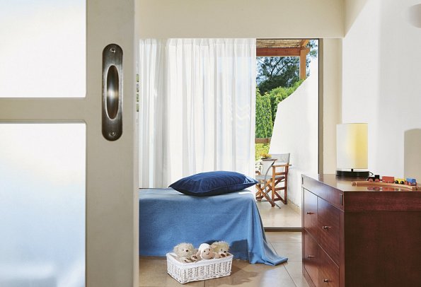 Apollonia Beach Resort & Spa - Wohnbeispiel Familienzimmer mit Verbindungsschiebetür (Zimmercodierung FV1)