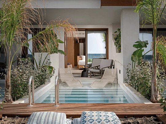 Ikones Seafront Luxury Suites - Wohnbeispiel Suite Deluxe Meerblick (Zimmercodierung WDM)