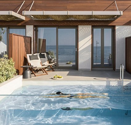 Ikones Seafront Luxury Suites - Wohnbeispiel Suite Deluxe Meerblick (Zimmercodierung WDM)