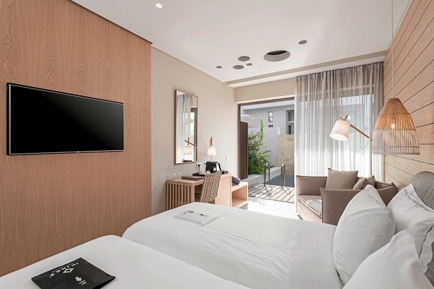 Ikones Seafront Luxury Suites - Wohnbeispiel Suite Swim-Up Gemeinschaftspool (Zimmercodierung WBQ)