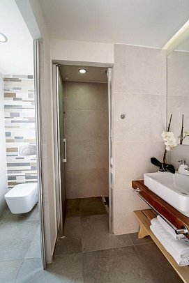 Ostria Resort & Spa - Badbeispiel (Zimmercodierung DSG)