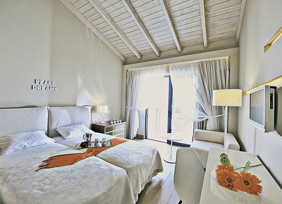 Aegean Pearl - Wohnbeispiel Doppelzimmer seitl. Meerblick (Zimmercodierung DBN)