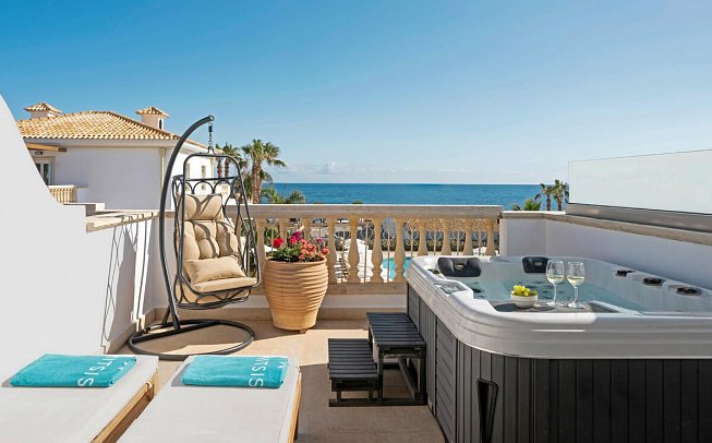 Mitsis Selection Laguna - Wohnbeispiel Bungalow Jacuzzi Meerblick (Zimmercodierung B1M)
