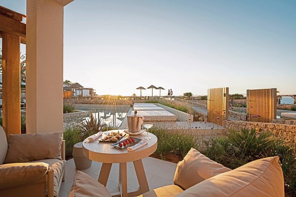 Mitsis Selection Rinela - Wohnbeispiel Suite Swim Up Gemeinschaftspool (Zimmercodierung WBQ)