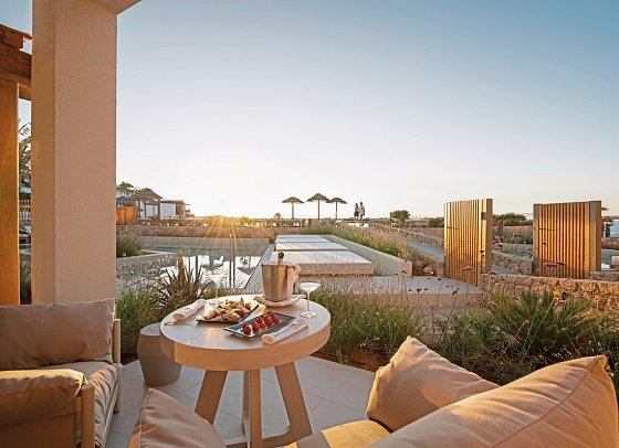 Mitsis Selection Rinela - Wohnbeispiel Suite Swim Up Gemeinschaftspool (Zimmercodierung WBQ)