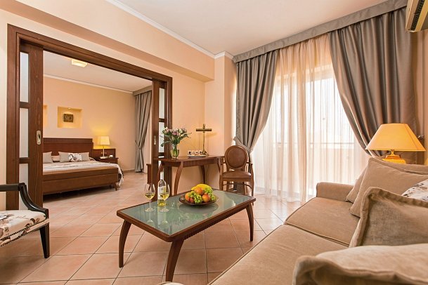 Theartemis Palace - Wohnbeispiel Suite seitlicher Meerblick (Zimmercodierung W1N)