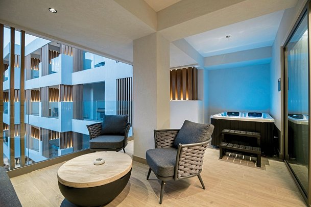Akasha Beach Hotel & Spa - Wohnbeispiel Azure Outdoor Jacuzzi (Zimmercodierung JB2)