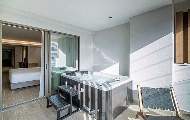 Akasha Beach Hotel & Spa - Wohnbeispiel Doppelzimmer Meerblick Dazzling Blue Plunge Pool (Zimmercodierung D3M)