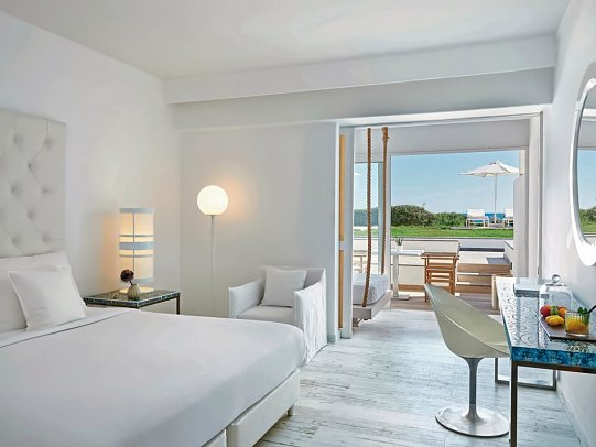Grecotel LUX ME White - Wohnbeispiel Doppelzimmer Prestige mit Garten Meerblick (Zimmercodierung DOM)
