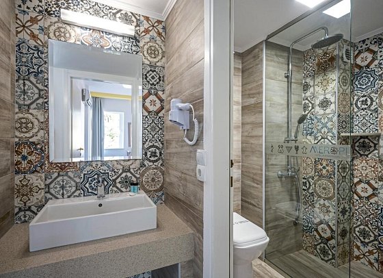 Meropi Hotel & Apartments - Badbeispiel (Zimmercodierung FB1)