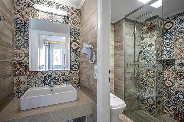 Meropi Hotel & Apartments - Badbeispiel (Zimmercodierung FB1)