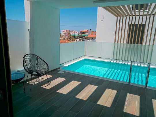 Meropi Hotel & Apartments - Wohnbeispiel Doppelzimmer Superior Privatpool (Zimmercodierung DSR)
