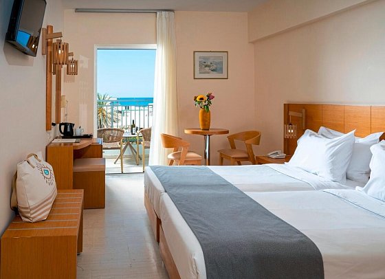 Astir Beach - Wohnbeispiel Doppelzimmer seitl. Meerblick (Zimmercodierung DBN)