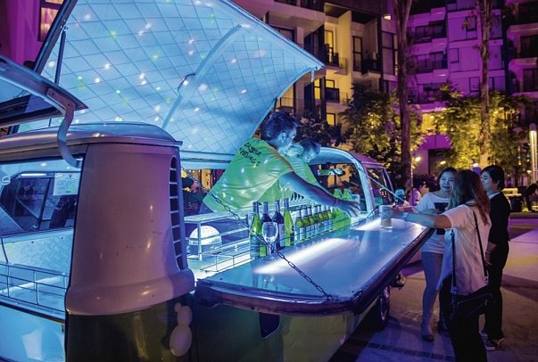 Cassia Phuket - Pool Bar Car