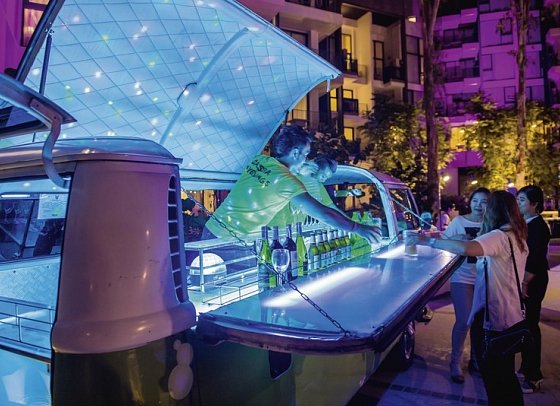 Cassia Phuket - Pool Bar Car