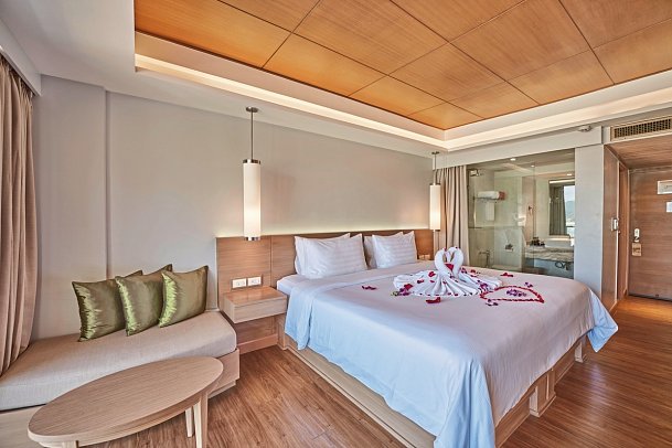 Beyond Resort Karon - Wohnbeispiel Deluxe Premier Seaview (Zimmercodierung UMM)