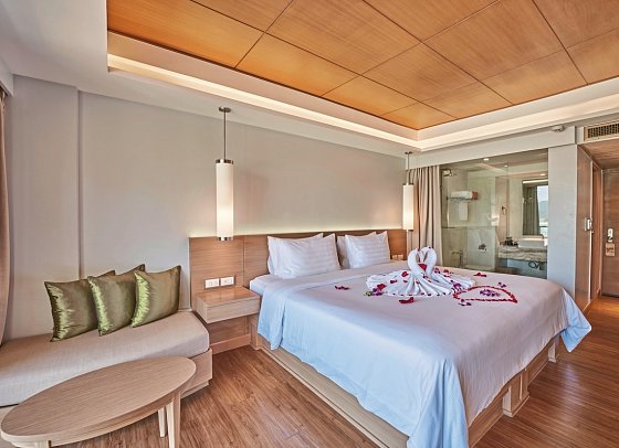 Beyond Resort Karon - Wohnbeispiel Deluxe Premier Seaview (Zimmercodierung UMM)