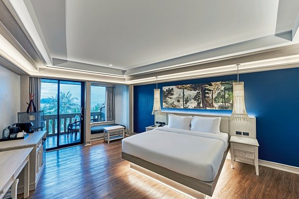 Beyond Resort Kata - Wohnbeispiel Deluxe Premier Seaview (Zimmercodierung UMM)