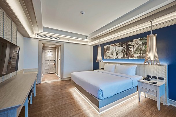 Beyond Resort Kata - Wohnbeispiel Deluxe Premier Seaview (Zimmercodierung UMM)