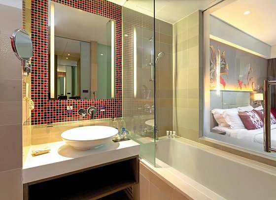 Grand Mercure Phuket Patong - Badbeispiel Superior (Zimmercodierung US1)