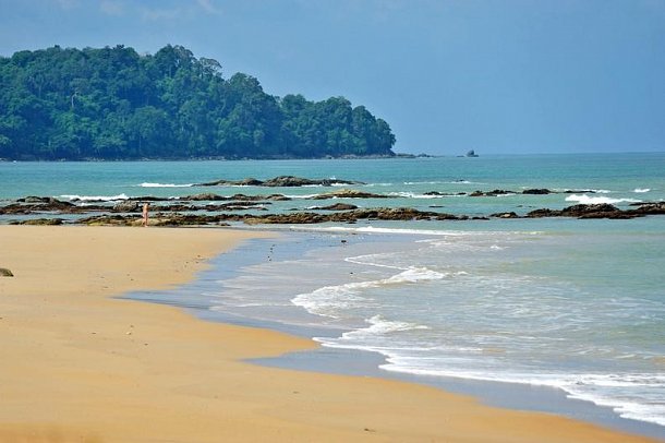 The Leaf on the Sands by Katathani