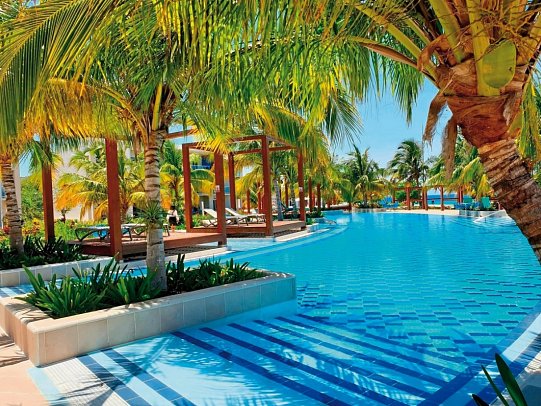 Gran Muthu Almirante Beach