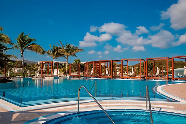 Gran Muthu Almirante Beach